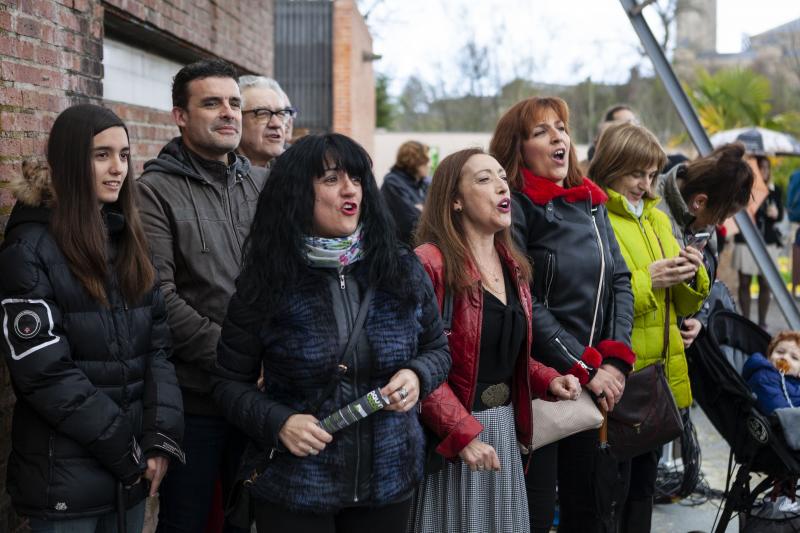 Un paseo en bici desde la plaza Mayor de Gijón, una gincana y una mesa redonda en la que se ha abordado cómo moverse en bici por la ciudad han congregado a un nutrido grupo de personas en el Jardín Botánico, que estos días celebra el equinoccio de primavera. Música, magia y humor han puesto el broche a una jornada que no se ha visto deslucida por la incesante lluvia. 