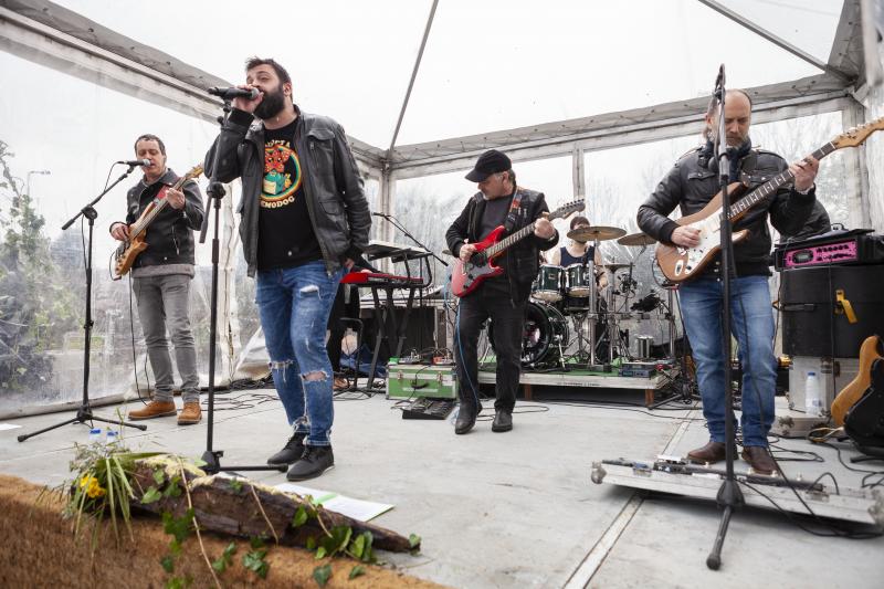 Un paseo en bici desde la plaza Mayor de Gijón, una gincana y una mesa redonda en la que se ha abordado cómo moverse en bici por la ciudad han congregado a un nutrido grupo de personas en el Jardín Botánico, que estos días celebra el equinoccio de primavera. Música, magia y humor han puesto el broche a una jornada que no se ha visto deslucida por la incesante lluvia. 