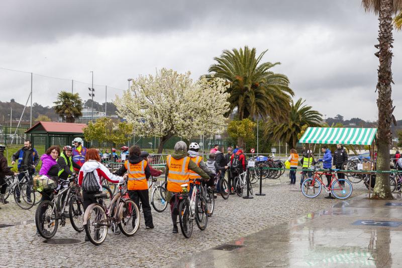 Un paseo en bici desde la plaza Mayor de Gijón, una gincana y una mesa redonda en la que se ha abordado cómo moverse en bici por la ciudad han congregado a un nutrido grupo de personas en el Jardín Botánico, que estos días celebra el equinoccio de primavera. Música, magia y humor han puesto el broche a una jornada que no se ha visto deslucida por la incesante lluvia. 
