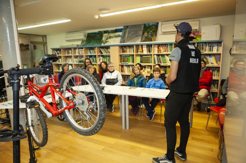 Un paseo en bici desde la plaza Mayor de Gijón, una gincana y una mesa redonda en la que se ha abordado cómo moverse en bici por la ciudad han congregado a un nutrido grupo de personas en el Jardín Botánico, que estos días celebra el equinoccio de primavera. Música, magia y humor han puesto el broche a una jornada que no se ha visto deslucida por la incesante lluvia. 