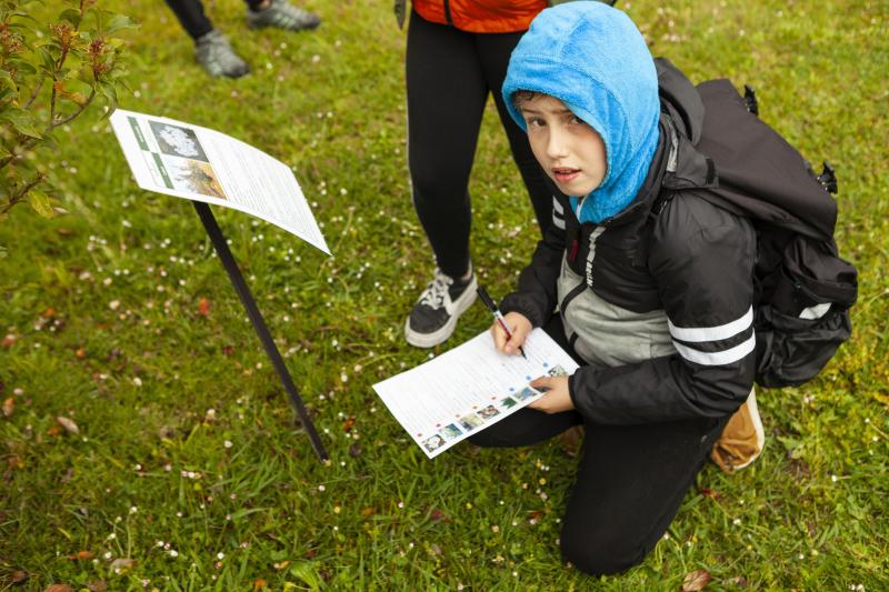 Un paseo en bici desde la plaza Mayor de Gijón, una gincana y una mesa redonda en la que se ha abordado cómo moverse en bici por la ciudad han congregado a un nutrido grupo de personas en el Jardín Botánico, que estos días celebra el equinoccio de primavera. Música, magia y humor han puesto el broche a una jornada que no se ha visto deslucida por la incesante lluvia. 