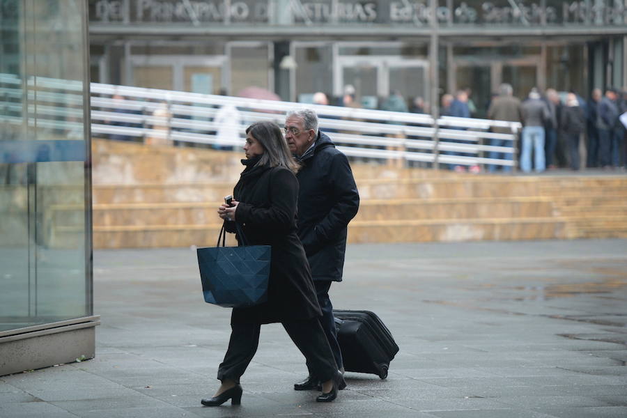 Natalio Grueso, el primero en hablar, ya está en el interior de los juzgados de Oviedo. 