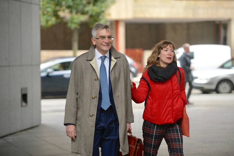 Natalio Grueso, el primero en hablar, ya está en el interior de los juzgados de Oviedo. 