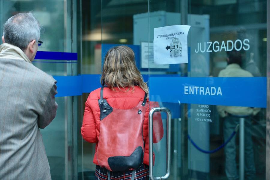 Natalio Grueso, el primero en hablar, ya está en el interior de los juzgados de Oviedo. 