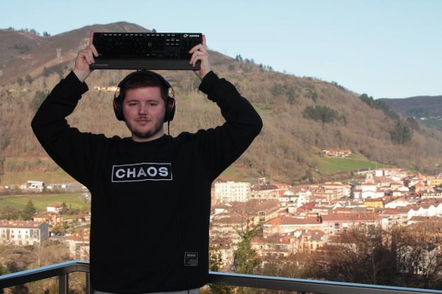 Sergio Longo, con la camiseta oficial de su equipo Chaos y su herramienta de trabajo, el teclado. 