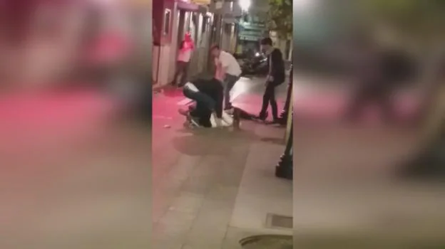 Momento de la brutal agresión de la madrugada de ayer en la calle Linares Rivas.