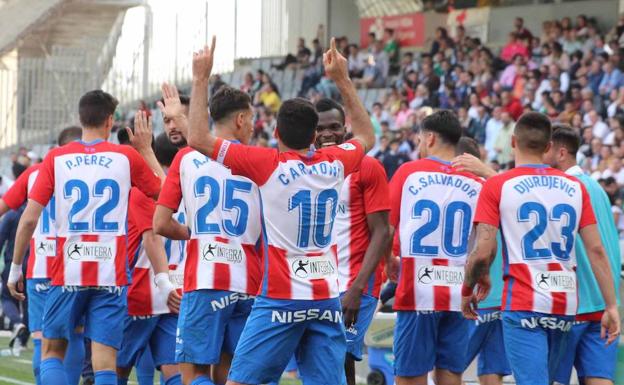 Los jugadores del Sporting celebran un gol de Carmona.