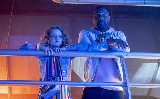 Idris Elba y Frankie Hervey en 'Turn up Charlie'. 