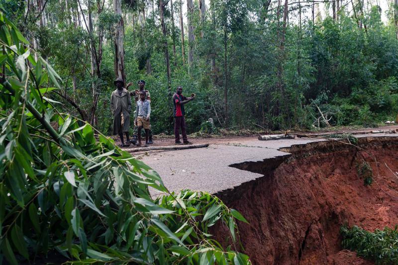 «El balance actual de la situación en Mozambique es escalofriante», aseguran, subrayando que en las zonas que han quedado anegadas viven miles de niños. «En muchos lugares, ni los techos ni las copas de los árboles son visibles. En otras áreas, las personas se aferran a los techos esperando desesperadamente ser rescatadas»