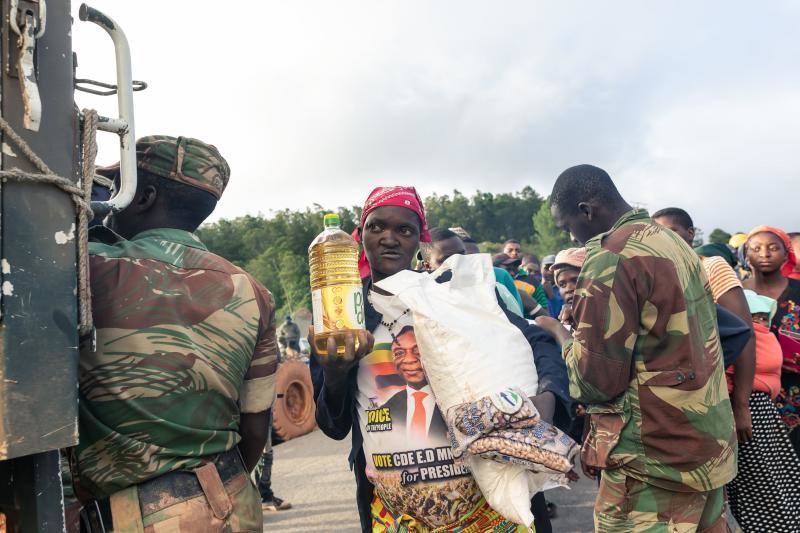 «El balance actual de la situación en Mozambique es escalofriante», aseguran, subrayando que en las zonas que han quedado anegadas viven miles de niños. «En muchos lugares, ni los techos ni las copas de los árboles son visibles. En otras áreas, las personas se aferran a los techos esperando desesperadamente ser rescatadas»