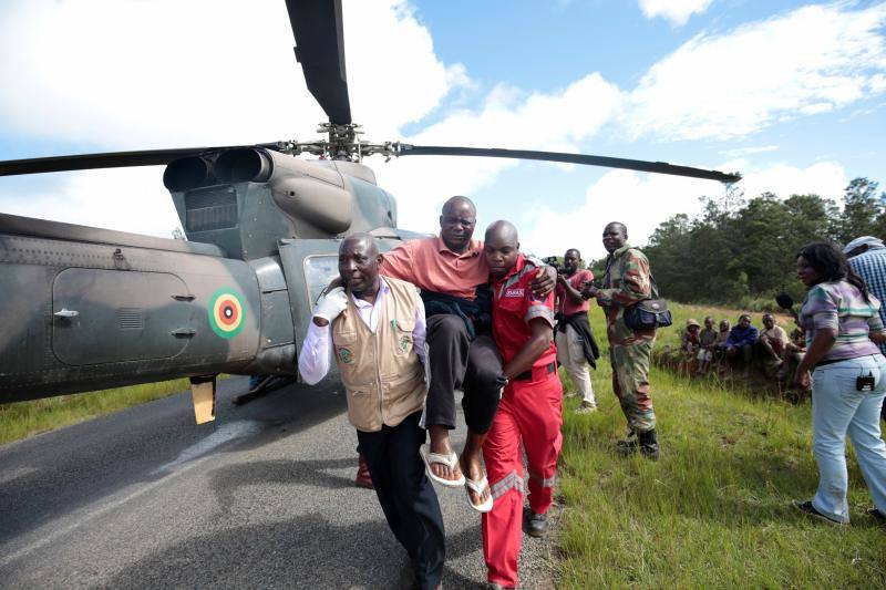 «El balance actual de la situación en Mozambique es escalofriante», aseguran, subrayando que en las zonas que han quedado anegadas viven miles de niños. «En muchos lugares, ni los techos ni las copas de los árboles son visibles. En otras áreas, las personas se aferran a los techos esperando desesperadamente ser rescatadas»