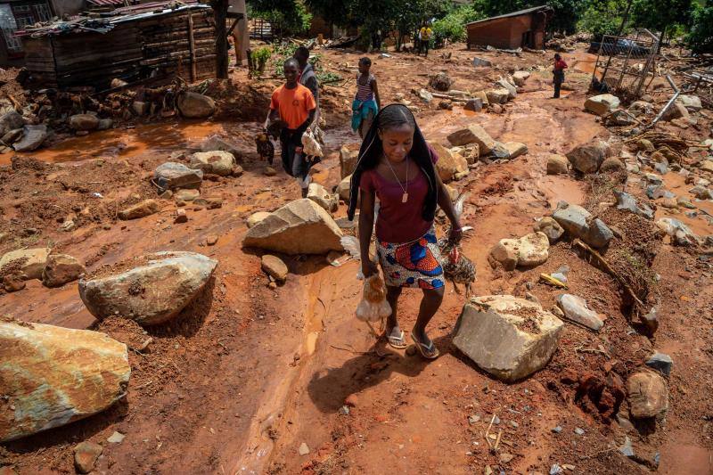 «El balance actual de la situación en Mozambique es escalofriante», aseguran, subrayando que en las zonas que han quedado anegadas viven miles de niños. «En muchos lugares, ni los techos ni las copas de los árboles son visibles. En otras áreas, las personas se aferran a los techos esperando desesperadamente ser rescatadas»