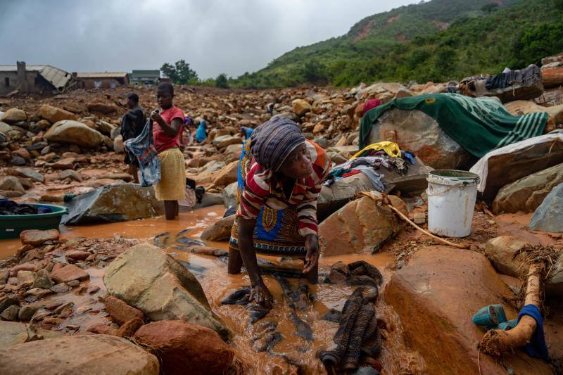 «El balance actual de la situación en Mozambique es escalofriante», aseguran, subrayando que en las zonas que han quedado anegadas viven miles de niños. «En muchos lugares, ni los techos ni las copas de los árboles son visibles. En otras áreas, las personas se aferran a los techos esperando desesperadamente ser rescatadas»