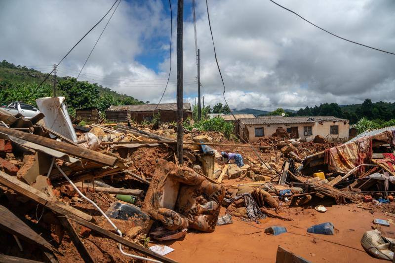 «El balance actual de la situación en Mozambique es escalofriante», aseguran, subrayando que en las zonas que han quedado anegadas viven miles de niños. «En muchos lugares, ni los techos ni las copas de los árboles son visibles. En otras áreas, las personas se aferran a los techos esperando desesperadamente ser rescatadas»