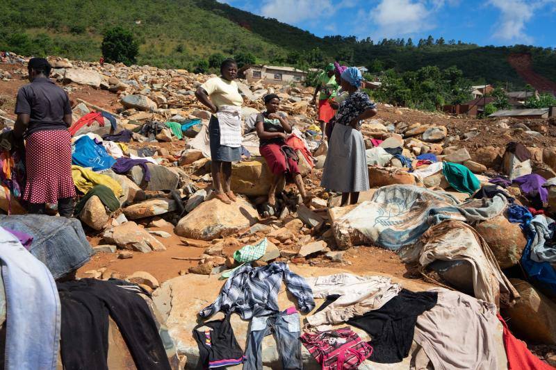 «El balance actual de la situación en Mozambique es escalofriante», aseguran, subrayando que en las zonas que han quedado anegadas viven miles de niños. «En muchos lugares, ni los techos ni las copas de los árboles son visibles. En otras áreas, las personas se aferran a los techos esperando desesperadamente ser rescatadas»