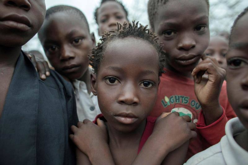 «El balance actual de la situación en Mozambique es escalofriante», aseguran, subrayando que en las zonas que han quedado anegadas viven miles de niños. «En muchos lugares, ni los techos ni las copas de los árboles son visibles. En otras áreas, las personas se aferran a los techos esperando desesperadamente ser rescatadas»