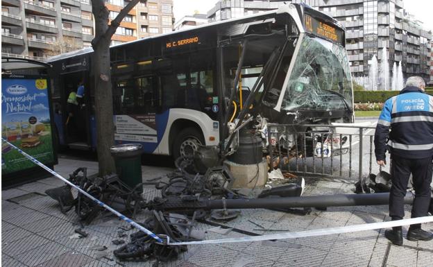 Un autobús derriba una farola al fallarle los frenos en la plaza de América de Oviedo