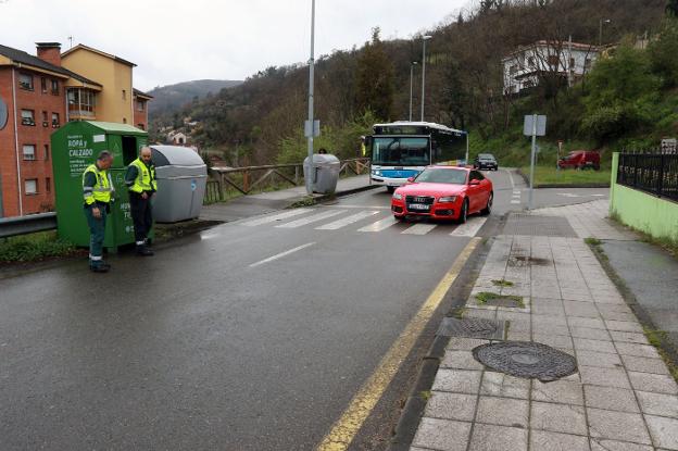 Agentes en la zona del suceso, en Turón. 