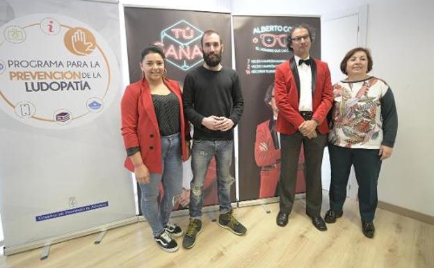 Marta Jiménez y Álvaro Granda, del Conseyu, junto al calculista Alberto Coto y Pilar Alonso. 