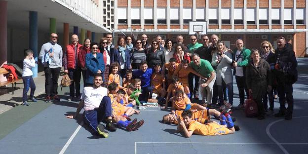 Jugadores, entrenadores y padres tras ganar al Valdés. 