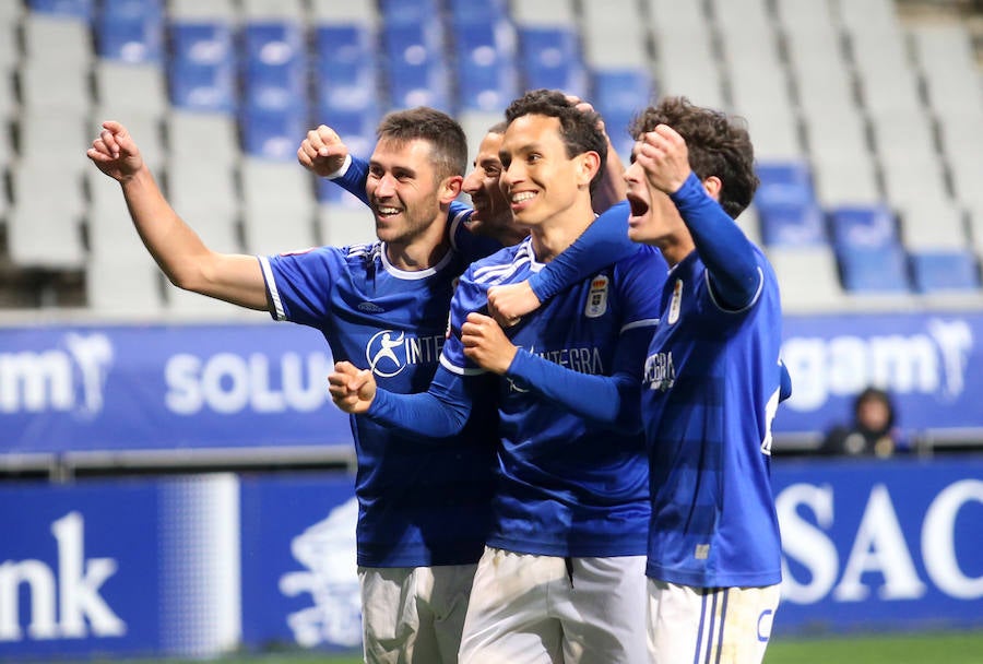 Los jugadores del Real Oviedo celebrando un gol