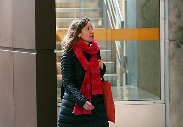 Judit Pereiro a su entrada ayer en la Audiencia Provincial. 