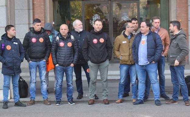 Los representantes de los comités de empresa de las factorías que Alcoa de Avilés y La Coruña ante el Ministerio de Empleo el pasado mes de enero.