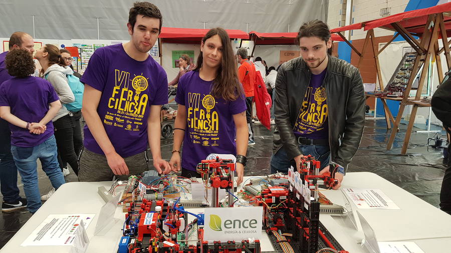 Un centenar de experimentos se pueden ver en la sexta Feria de la Ciencia que cada año organiza el Instituto naviego Galileo Galilei, y en la que han querido impulsar el papel de la mujer en la ciencia.