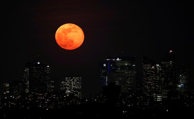 La superluna que anuncia la primavera vista este miércoles desde París.