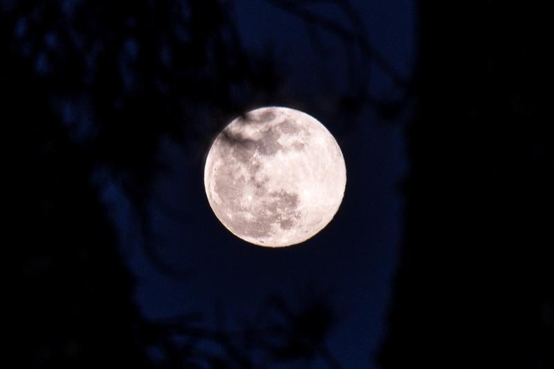 La superluna que anuncia la primavera brilló en la noche del miércoles sobre la ciudad de Ourense.