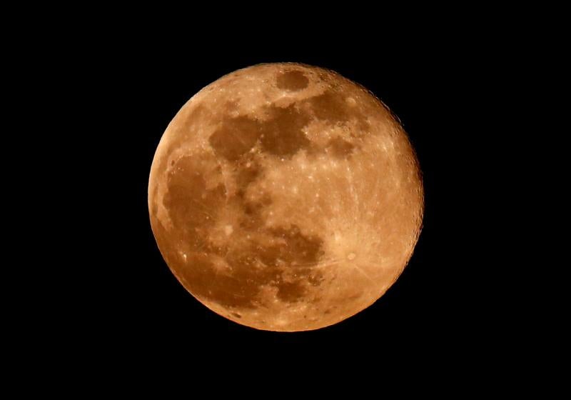 La superluna que anuncia la primavera vista este miércoles desde Vockerode (Alemania).