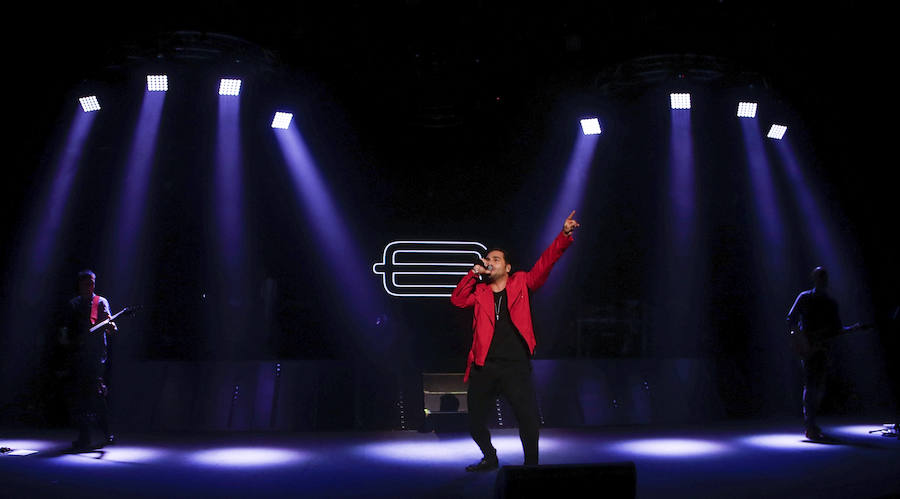 El cantante ofreció un espectáculo con mucho ritmo en el Teatro de la Laboral. Un concierto que marca el inicio de su gira.