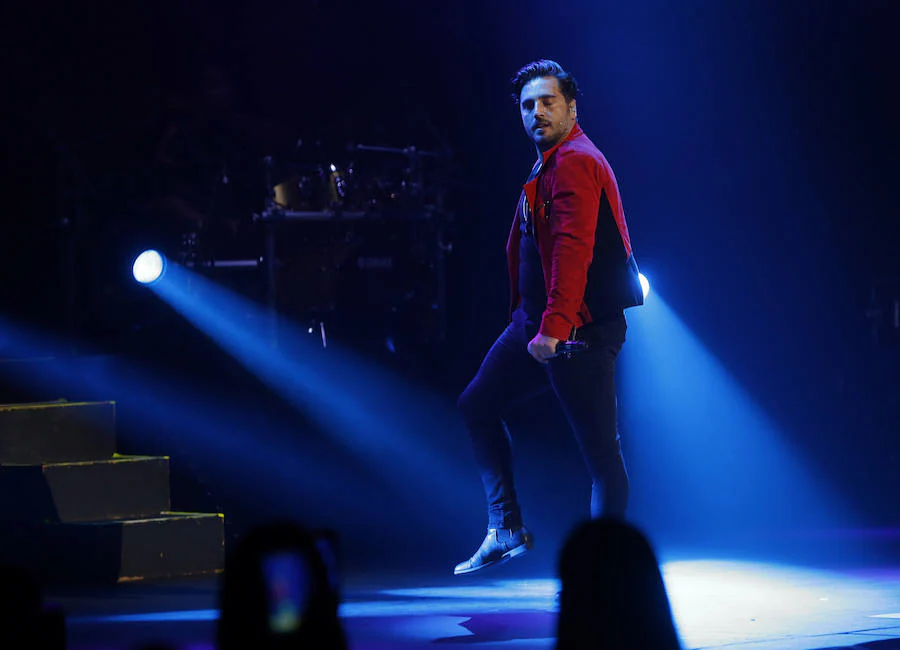 El cantante ofreció un espectáculo con mucho ritmo en el Teatro de la Laboral. Un concierto que marca el inicio de su gira.