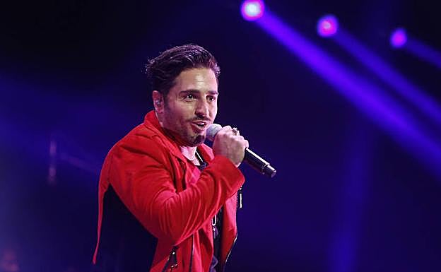 Bustamante saca su lado bailón en Gijón