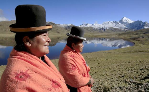 Mujeres indígenas Aymara, en un glaciar de la montaña Huayna Potosi, en Bolivia. 