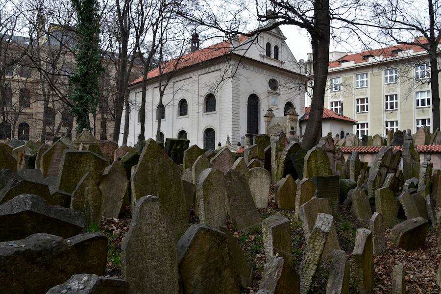 Viejo cementerio judío (Praga) | Ubicado en Josefov, durante más de 300 años fue prácticamente el único lugar donde estaba permitido enterrar a los judíos en Praga.