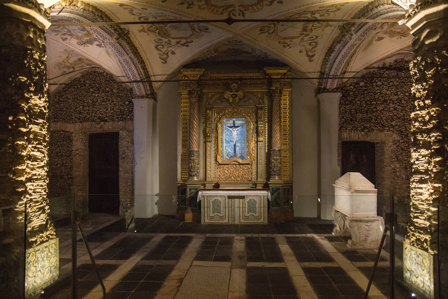 Capilla de los huesos (Portugal) | Un aterrador lugar formado por los huesos de 5.000 monjes y en cuyo techo cuelgan los esqueletos completos de dos cadáveres, uno de ellos de un niño.