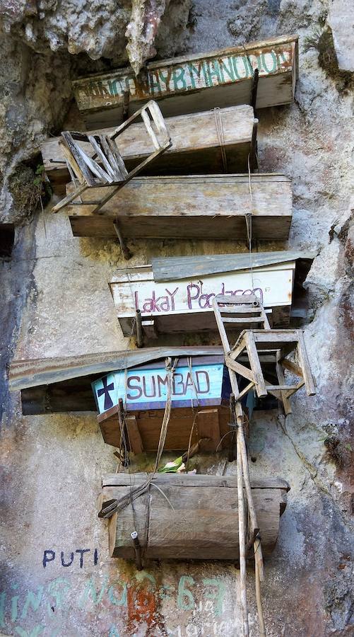 Ataúdes colgantes de Sagada (Filipinas) | La tradición fúnebre de la tribu Igorot se basa en eterrar a sus muertos en féretros colgantes de las paredes de acantalidados, ya que consideran que este ritual acerca las almas de los fallecidos a sus ancestros y mantiene los cadáveres de manera segura.