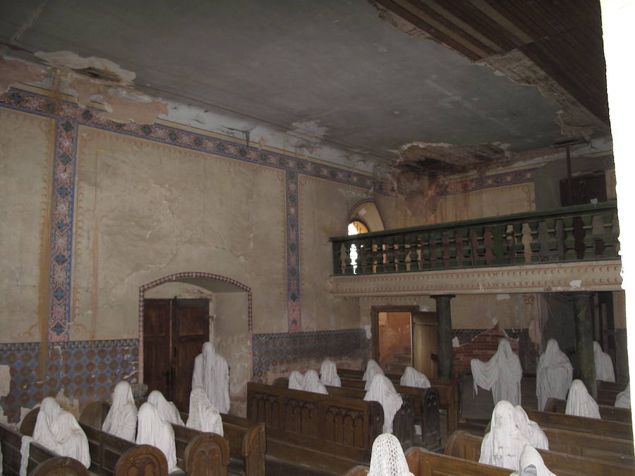 Iglesia de San Jorge (República Checa) | Fue abandonada en 1968 después del derrumbamiento de parte del techo, en plena ceremonia de un funeral.