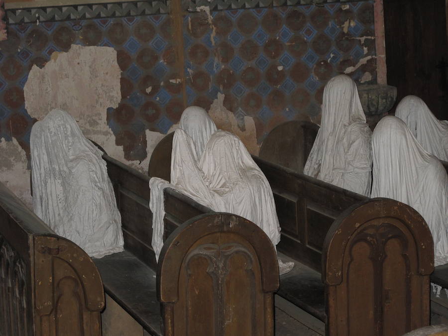 Iglesia de San Jorge (República Checa) | Fue abandonada en 1968 después del derrumbamiento de parte del techo, en plena ceremonia de un funeral.