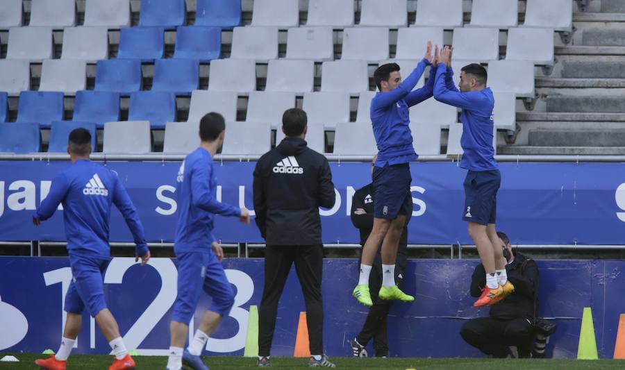 Dos millares de aficionados apoyan al Oviedo en el último entrenamiento antes del derbi