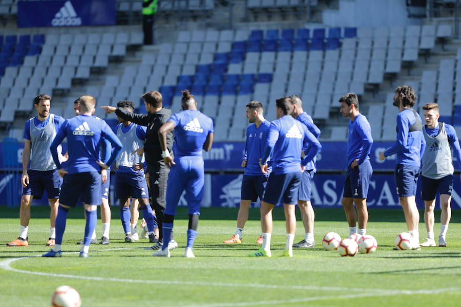 Dos millares de aficionados apoyan al Oviedo en el último entrenamiento antes del derbi