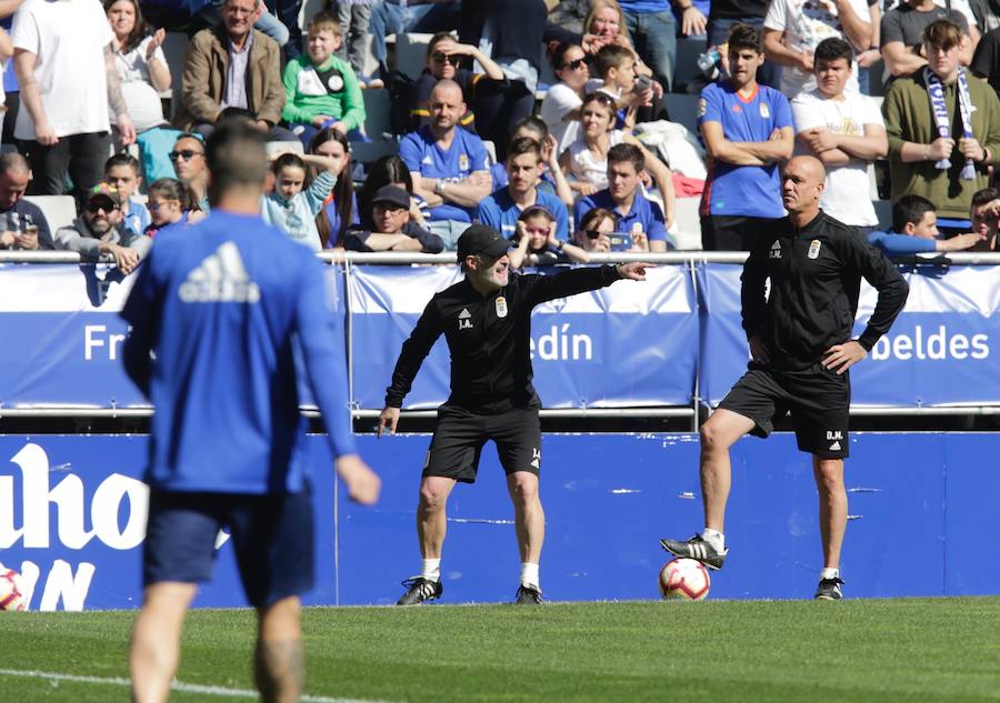 Dos millares de aficionados apoyan al Oviedo en el último entrenamiento antes del derbi