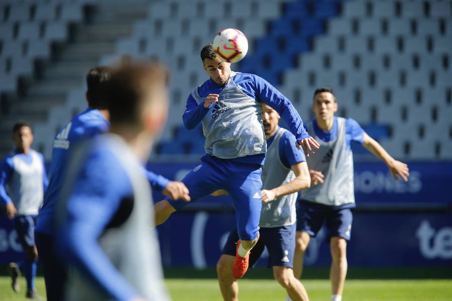 Dos millares de aficionados apoyan al Oviedo en el último entrenamiento antes del derbi