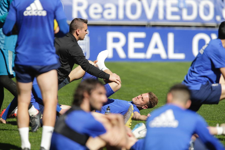 Dos millares de aficionados apoyan al Oviedo en el último entrenamiento antes del derbi