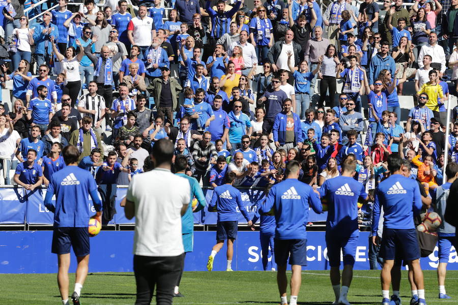 Dos millares de aficionados apoyan al Oviedo en el último entrenamiento antes del derbi