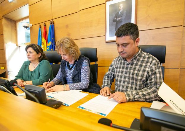 La firma de ayer del convenio entre el Ayuntamiento de Siero y Unicef Asturias. 