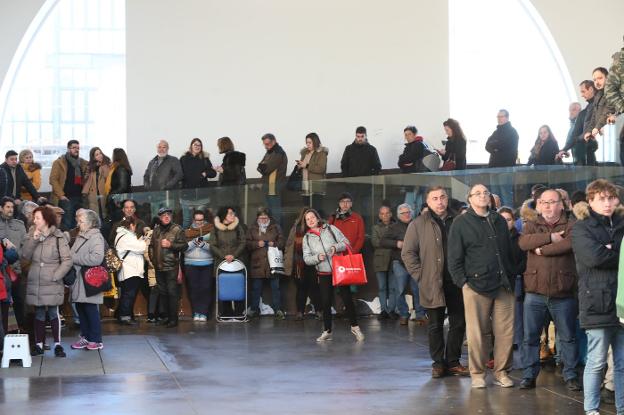 El reparto de números volvió a realizarse en la antigua pescadería, donde pernoctaron medio centenar de personas.