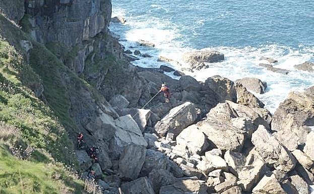 Rescatan a una joven de 21 años que se precipitó del cerro de Santa Catalina