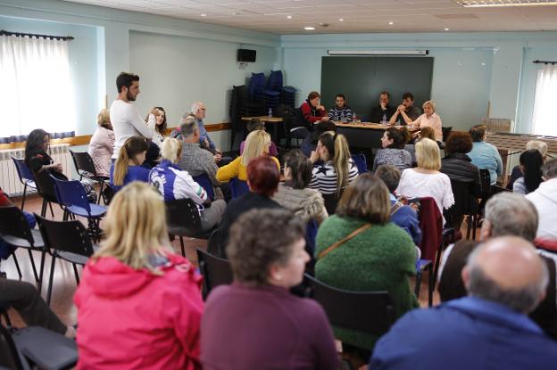 Vecinos de Riaño y representantes municipales durante el encuentro. 